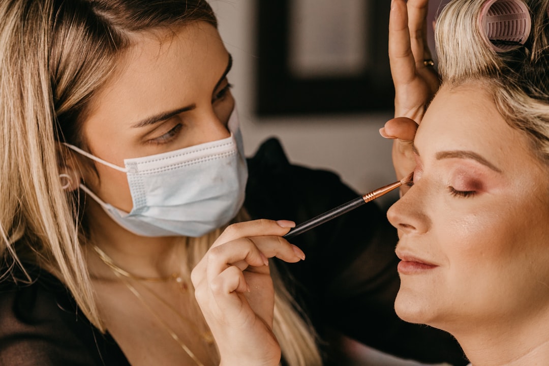 Hooded eye shape demonstration